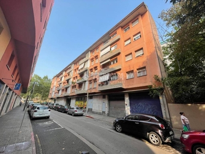 Venta Piso Girona. Piso de tres habitaciones Muy buen estado segunda planta con balcón calefacción individual