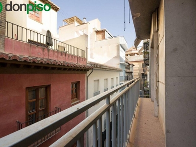Venta Piso Granada. Piso de cuatro habitaciones en san anton. Tercera planta con terraza