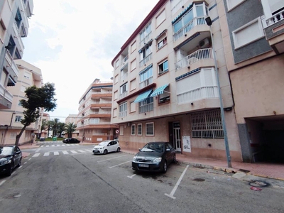 Venta Piso Guardamar del Segura. Piso de una habitación en Hermanos Bazan. Con terraza