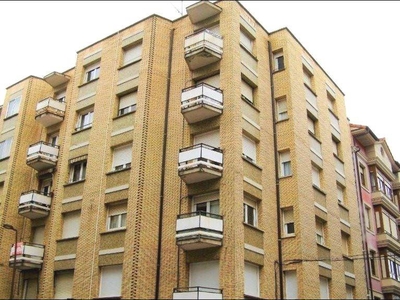 Venta Piso Haro. Piso de tres habitaciones en Avenida Rioja. Quinta planta con balcón