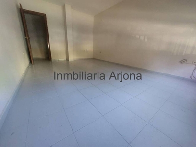 Venta Piso Lucena. Piso de tres habitaciones en Calle Plaza Andalucia. Buen estado