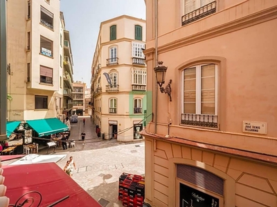 Venta Piso Málaga. Piso de dos habitaciones en Plaza de Uncibay. Buen estado segunda planta con terraza