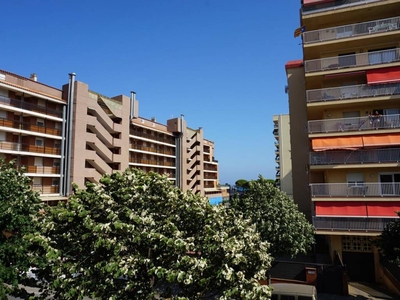 Venta Piso Malgrat de Mar. Piso de tres habitaciones en Avinguda de Barcelona. Segunda planta con terraza
