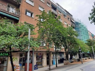 Venta Piso Mollet del Vallès. Piso de cuatro habitaciones en Calle RAMBLA NOVA 25. A reformar primera planta con balcón