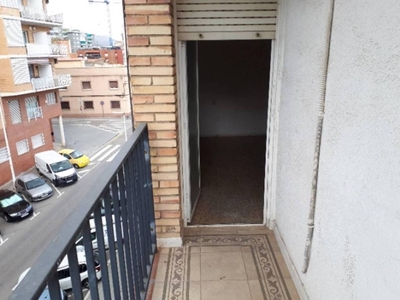 Venta Piso Sant Andreu de La Barca. Piso de tres habitaciones en Avenida GUATEMALA. Buen estado cuarta planta con balcón