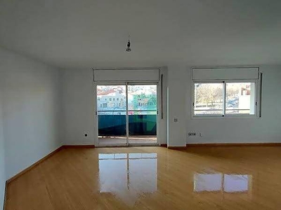 Venta Piso Terrassa. Piso de tres habitaciones en Carrer de Volta. Segunda planta