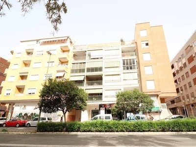 Venta Piso Torrevieja. Piso de tres habitaciones en gregorio Marañon. Segunda planta con terraza