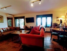 Alquiler chalet con 4 habitaciones con parking, piscina, calefacción, aire acondicionado y vistas a la montaña en Valdemorillo