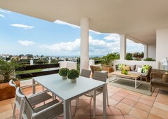Apartamento amueblado con parking, piscina, aire acondicionado y vistas al mar en Estepona