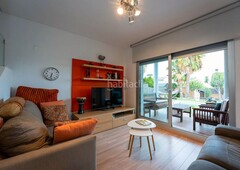 Casa adosada con 4 habitaciones amueblada con parking, piscina, calefacción y aire acondicionado en Roda de Barà