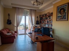 Casa con 4 habitaciones con parking, piscina, aire acondicionado y vistas al mar en Estepona