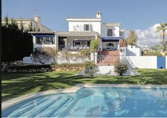 Chalet villa aislada de 8 dormitorios en nueva andalucía en Marbella