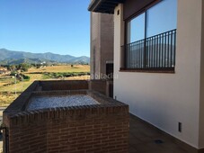 Dúplex con 4 habitaciones amueblado con ascensor, piscina, calefacción, aire acondicionado y vistas a la montaña en Estepona