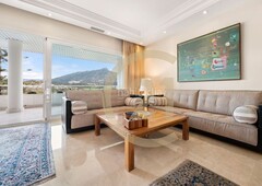 Piso en calle alcalá 19 piso con 3 habitaciones con ascensor, calefacción, aire acondicionado y vistas a la montaña en Marbella