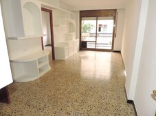 Piso en carrer de la independència 106 piso de 83m2, 3hbs, 1baño, balcón, parking incluido y ascensor en bufalá. en Badalona