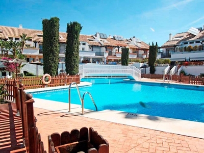 Alquiler Casa adosada en Urbanizacion Reserva de Valdeolletas Marbella. Muy buen estado plaza de aparcamiento calefacción central 330 m²