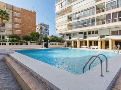 Alquiler de piso en avenida De Niza de 3 habitaciones con terraza y piscina