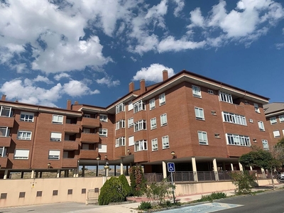 Alquiler de piso en calle Del Esquileo de 2 habitaciones con terraza y garaje