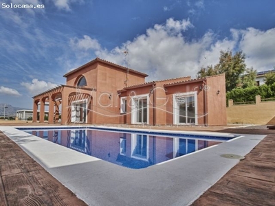 Chalet de Estilo Mediterráneo en Venta con Piscina en Bonalba