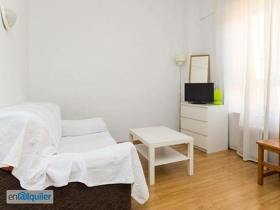 Moderno apartamento de 1 dormitorio disponible con aire acondicionado en la zona de Moncloa
