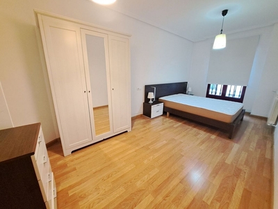 Piso en alquiler en Centro - Ponferrada de 2 habitaciones con garaje y muebles