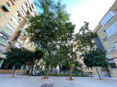 Piso de tres habitaciones 74 m², Pino Montano, Sevilla