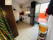 Casa adosada con 4 habitaciones con parking y aire acondicionado en Sevilla