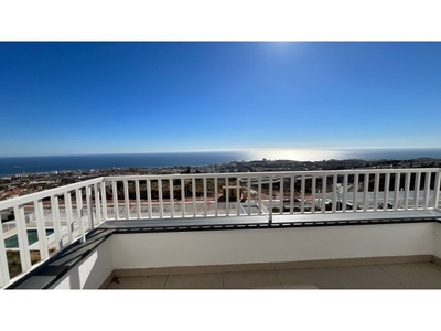 Apartamento a estrenar con vistas frontales al mar en venta en Benalmádena, Málaga