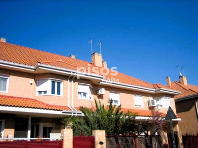 Casa adosada en venta en Calle de Miravalles