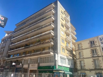 Piso en venta en Centro - Torrelavega de 3 habitaciones con terraza y balcón