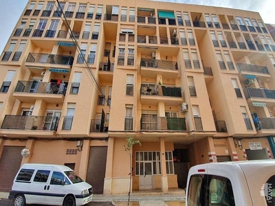 Venta de piso en Buñol de 4 habitaciones con terraza y ascensor