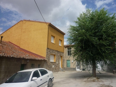 Сasa con terreno en venta en la Calle La Cruz' Santa Cruz de Pinares