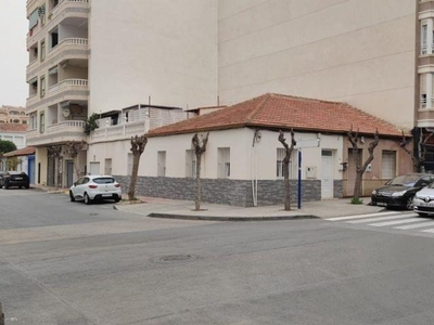 Сasa con terreno en venta en la Calle San Luis' Torrevieja