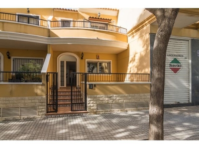 Bungalow en zona de campo de fútbol con 4 habitaciones