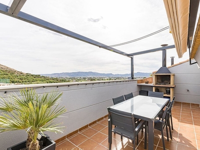 Ático en venta en carretera Alicante de 3 habitaciones con terraza y piscina