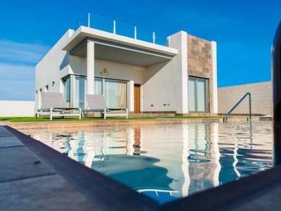 Amplia villa con piscina y sótano opcional en Villamartin