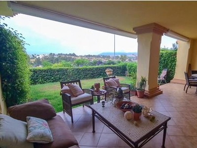 Amplio apartamento con jardín en Nueva Andalucía para alquilar larga temporada