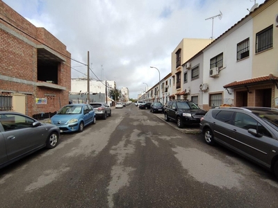 Сasa con terreno en venta en la Calle Puente Genil' Sevilla