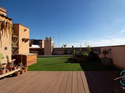 MAGNÍFICO ÁTICO CON GRAN TERRAZA Y VISTAS IMPRESIONANTES A BARCELONA.