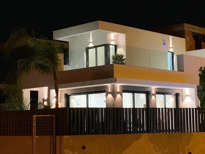 Villa semi - adosada en zona residencial de San Fulgencio, Alicante.