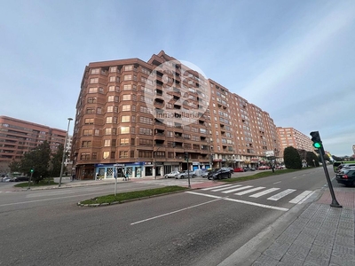 Alquiler de piso en Plaza España - Villa Pilar - Reyes Católicos - Vadillos de 4 habitaciones con terraza y garaje