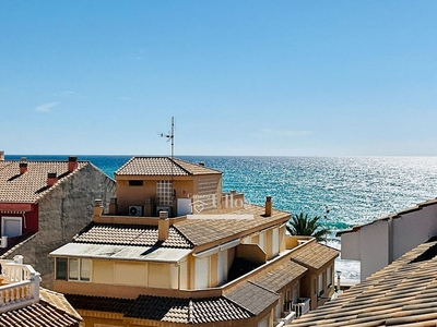 Ático en venta en Campello Playa de 3 habitaciones con terraza y piscina