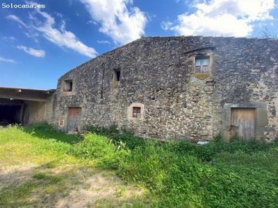 Casa rústica a restaurar con terreno de unos 4.500 m² en venta en Foixà