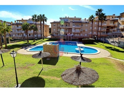 ¡ Encantador apartamento con orientación sur ubicado en la urbanización Pinar de Guardamar !