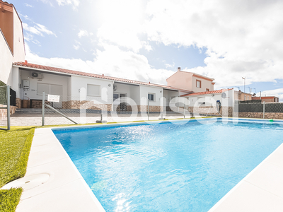 Venta de casa con piscina y terraza en Torrejoncillo