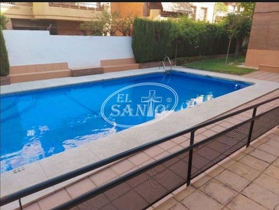 Venta de piso en Santa Rosa - Valdeolleros de 4 habitaciones con terraza y piscina