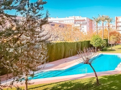 Venta de piso en Vista Alegre - Parque Cruz Conde de 4 habitaciones con piscina y jardín