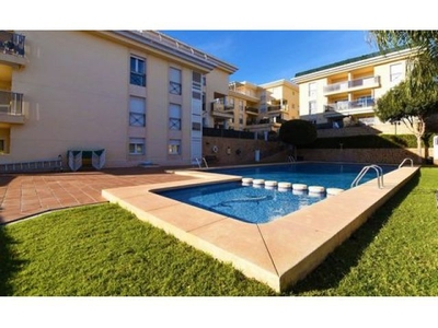 Apartamento de 2 dormitorios en Calpe, con piscina comunitaria a solo 150 m de la playa.
