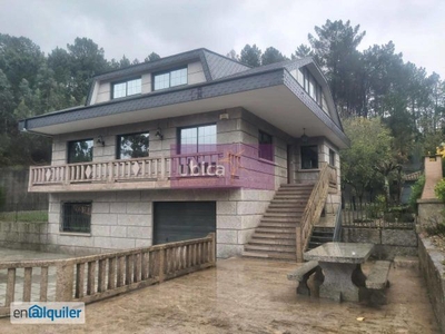 Espectacular chalet de piedra con parcela de 1000 m2 a un paso del centro de porriño