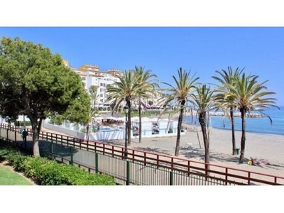 Este hermoso edificio ofrece bonitas vistas al mar y una ubicación de primera playa. . Málaga · Marb